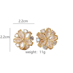 Dettaglio orecchini a fiore dorati con zirconi marquise da 2,2cm per 2,2cm