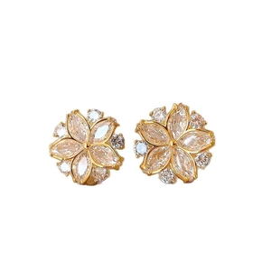 Orecchini a lobo a fiore dorati con zirconi a taglio marquise e design classico a cinque petali