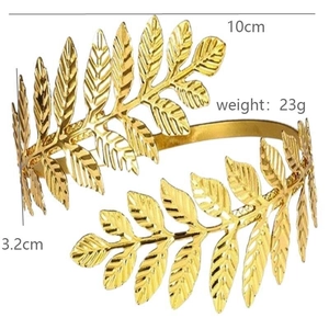 Detailed view of leaf bracelet with 10cm diameter and 3.2cm height specifications