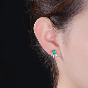 Eleganti orecchini geometrici con smeraldo e diamanti marquise su montatura argento
