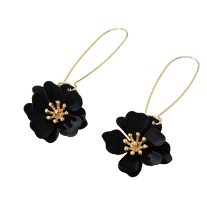 Elegante zwarte bloemenoorbellen met gouden accenten en een verfijnd modern design