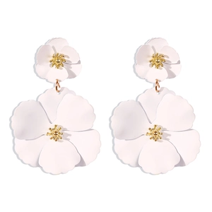 Bohemian white flower drop earrings with gold centers for a summer vacation look