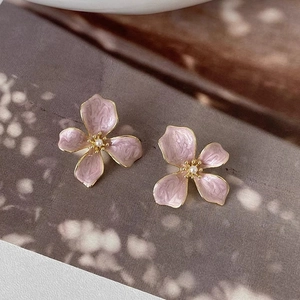 Details zu Blumenohrringen mit rosa Emaille-Blüten, Goldrand und zentralen weißen Perlen