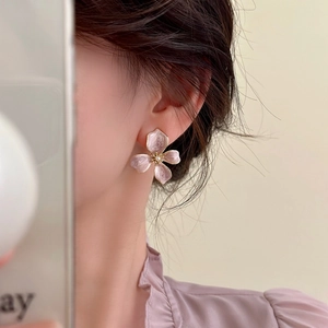 Schicke asymmetrische Blumenohrstecker mit rosa Blütenblättern und Perlenmitte