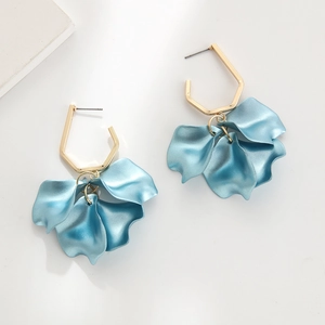 Dettaglio degli orecchini a petalo blu opaco con ganci esagonali dorati eleganti