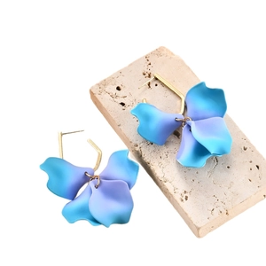 Orecchini artistici a petalo sfumati blu-viola con chiusura in metallo dorato