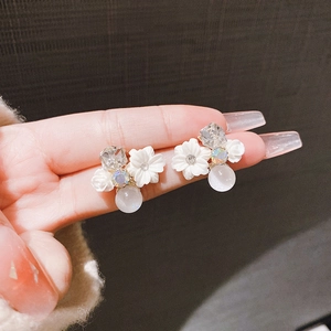 Orecchini vintage a fiore con cristalli viola, petali in resina bianca e strass lucidi