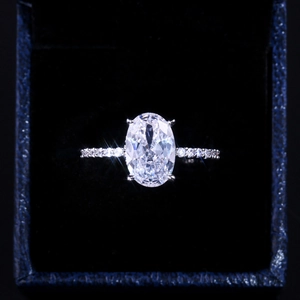 Vue macro d'une bague en zircone taille ovale avec serti à quatre griffes en boîte