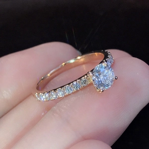Dettaglio macro dell'anello di fidanzamento in oro rosa con zircone e diamanti