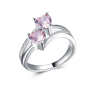 Detaillierte Nahaufnahme des Doppelherz-Rings mit rosa Zirkonia-Steinen in Silber
