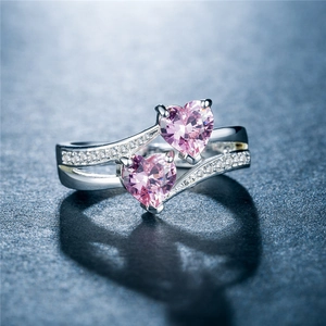 Makroaufnahme Silberring mit zwei herzförmigen rosa Steinen und Zirkonia-Besatz