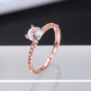 Vista macro dettagliata di un anello in oro rosa con zircone e montatura a quattro griffe