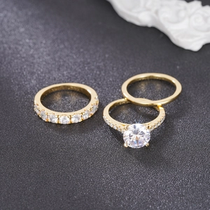 Detaillierte Ansicht des 18K Gold-Ring-Sets mit Zirkonia-Solitär und Ehering-Stapel