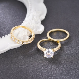 Detaillierte Nahaufnahme eines dreiteiligen Goldring-Sets mit großem runden Zirkonia