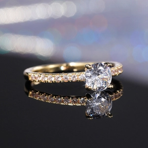 Primo piano di un anello in zircone lucido con pavé di diamanti su placcatura oro