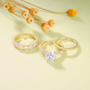 Elegantes 3-teiliges Goldring-Set mit Zirkonia-Verlobungsring und schmalen Beisteckringen