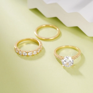 Detailansicht des 3-teiligen Verlobungsring-Sets mit Zirkonia und Vergoldung