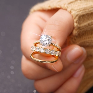 Dreiteiliges goldenes Ring-Set mit funkelnden Zirkonia-Steinen für Hochzeit und Party