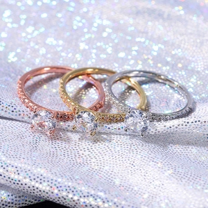 Dettaglio di anelli di fidanzamento con zirconi in oro rosa, oro e finitura platino