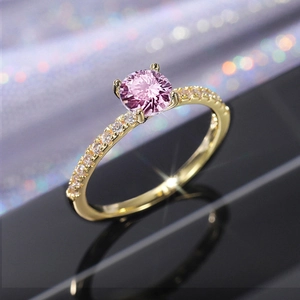 Anello di fidanzamento con zircone rosa, montatura a quattro griffe e oro placcato