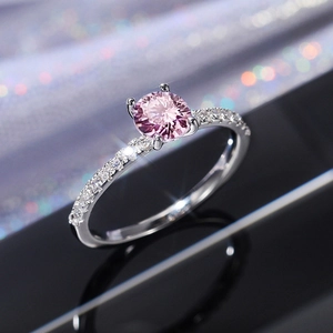 Anello elegante in argento bianco con zircone rosa rotondo e pavé di diamanti laterali