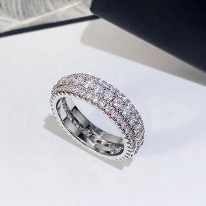 Makroaufnahme des luxuriösen dreireihigen Eternity-Rings mit Pavé-Besatz in Silber