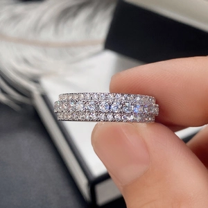 Nahaufnahme des dreireihigen Diamantrings mit hochwertigem silbernem Metall-Finish