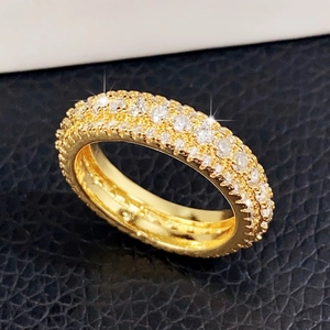 Makroaufnahme Goldring mit drei Reihen Pavé-Diamanten und glatt polierter Innenseite