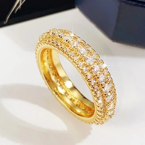 Detaillierte Makroansicht des luxuriösen goldfarbenen Rings mit dreireihigem Besatz