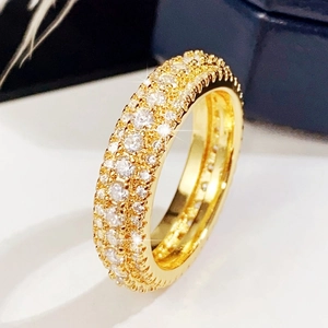 Luxuriöser vergoldeter Ring mit drei Reihen funkelnder weißer Zirkonia in Pavéfassung