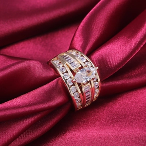 Bague multicouche dorée de luxe avec zircons cubiques de tailles marquise et baguette