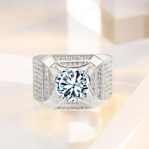 Bague large de luxe pour homme avec pierre centrale ronde et accents en pavé de diamants