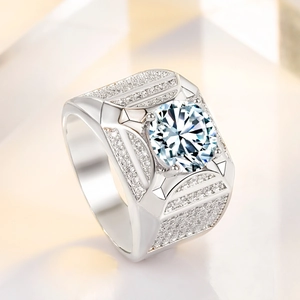 Bague large de luxe pour homme avec grand diamant central et sertissage pavé brillant