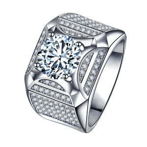 Bague luxueuse pour homme en argent avec une pierre centrale et pavé de diamants