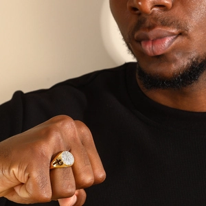 Bague chevalière hip-hop pour homme en or avec zircons ronds et motif croix ajouré