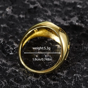 Détail de la bague en or avec motif feuille d'érable, poids 5,3g et diamètre 1,9cm