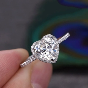 Anello Halo in Zirconia a Forma di Cuore alla Moda in Lega Intarsiato Cuore Fidanzamento Matrimonio Gioielli Accessorio da Donna
