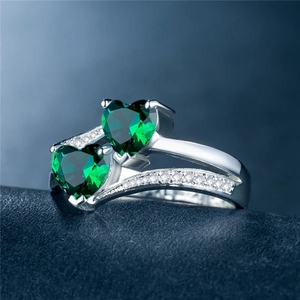 Eleganter Silberring mit zwei grünen Herzsteinen und Zirkonia-Besatz für Damen