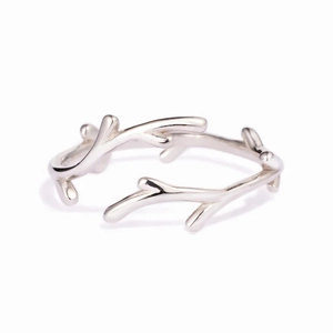 Eleganter silberner Zweig-Ring mit verstellbarem minimalistischem Design auf weißem Grund