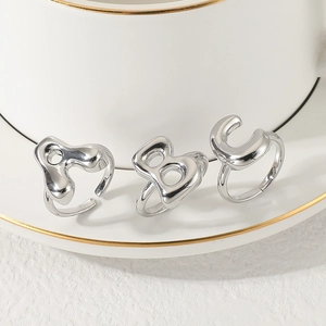Détail de trois bagues réglables en argent style métal liquide avec lettres A B C