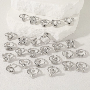 Bagues ajustables argentées 26 lettres effet bulles 3D polies pour femmes au style moderne