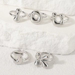 Bague réglable en argent avec lettres 3D en métal liquide et finition polie miroir
