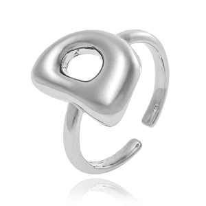 Détail de la bague réglable argentée avec motif géométrique irrégulier et design industriel