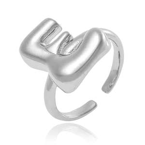 Gros plan détaillé d'une bague argentée ajustable avec un grand motif de lettre E majuscule