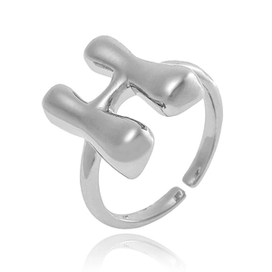 Détail d'une bague réglable argentée avec élément de design en lettre H poli en 3D