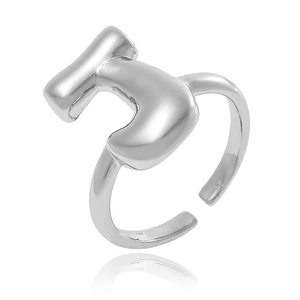 Détail de la bague ajustable en argent avec motif chiffre 5 en métal poli brillant