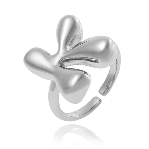 Détail macro d'une bague réglable argentée au design de pétale en métal liquide 3D