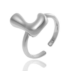 Détail de la bague ajustable argentée avec texture de métal liquide abstrait