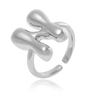 Détail macro d'une bague ouverte réglable en argent avec design en métal liquide H
