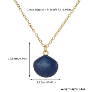 Detailweergave van donkerblauwe emaille schelphanger met gouden ketting afmetingen